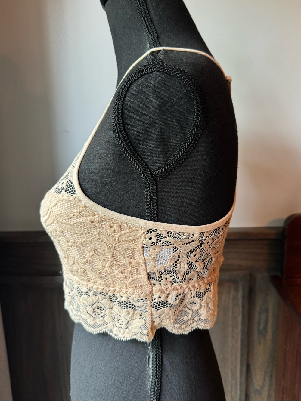 AvidLove Beige Lace Cropped Cami medium nwt - Picture 2 of 5